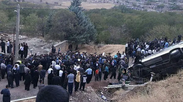 24 کشته و زخمی بر اثر واژگونی‌ مینی‌بوس‌ در کرمانشاه+ عکس
