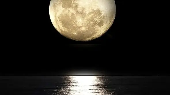 آرامش شب  زیر نگاه نقره‌ ای ماه