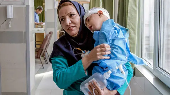 لحظه به لحظه با کاشت «حلزون» روی گوش کودک سه ساله در شیراز + عکس