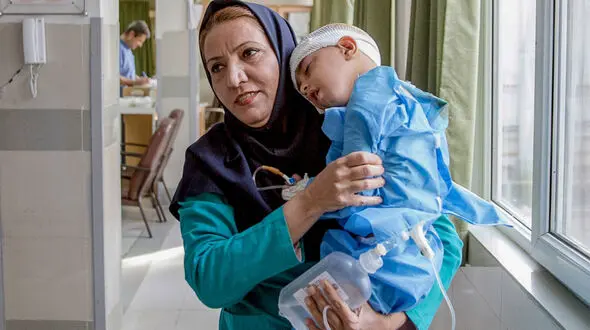 لحظه به لحظه با کاشت «حلزون» روی گوش کودک سه ساله در شیراز + عکس
