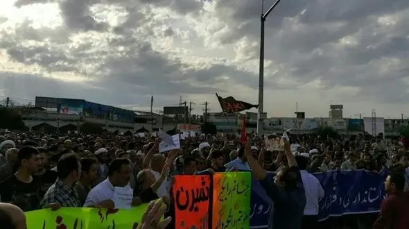 تجمع اعتراضی مردم در مخالفت با تقسیم شهرستان کازرون / امام جمعه چه گفت؟