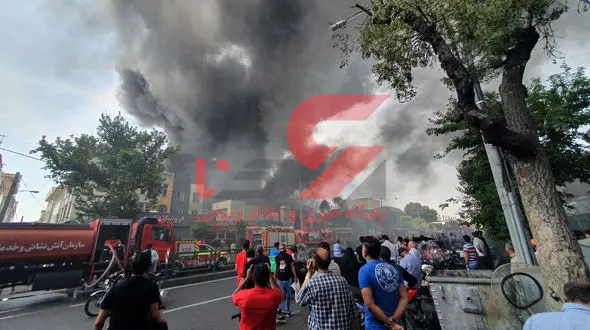 عکس و فیلم های خوفناک از آتش سوزی بزرگ انبار لوازم موتورسیکلت در چهارراه مولوی + جزییات