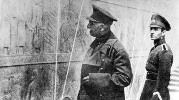 عکس؛ سفر در زمان؛ «دریادار بایندر نخستین فرمانده نیروی دریایی در کنار محمدرضا پهلوی و رضاخان» در کنار خلیج فارس»؛ دهه 1310