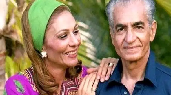 عکس / سفر به ایام قدیم /  بوسه و تعظیم  محمدرضا پهلوی بر دستان پرنسس آنه ماری در دانمارک 