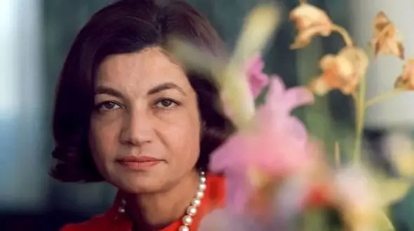 عکس سفر در زمان   «اشرف پهلوی» در کنار پسر بزرگش شهرام در آمریکا /  دهه 60