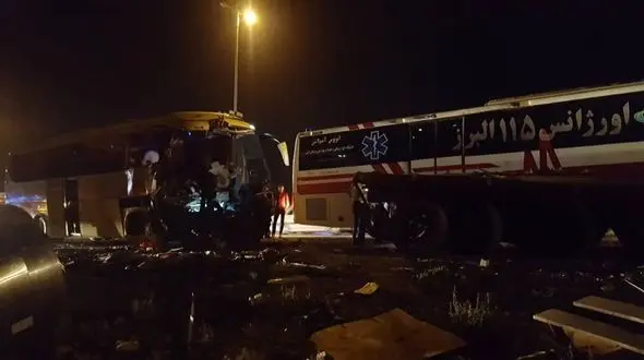 تصادف وحشتناک اتوبوس و تریلی در جاده کرج
