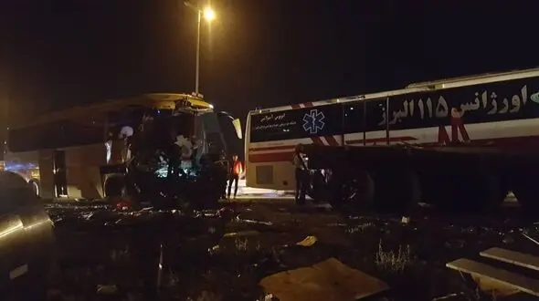 تصادف وحشتناک اتوبوس و تریلی در جاده کرج