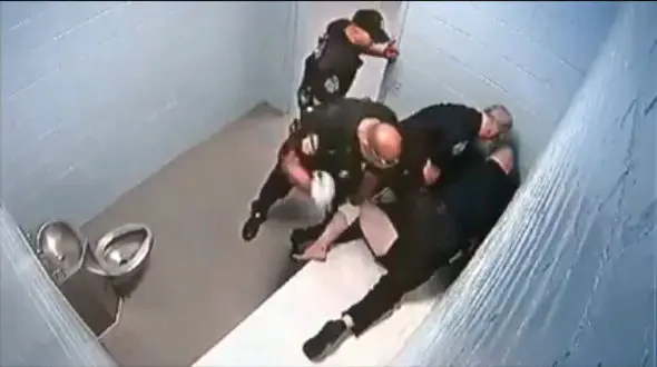 وحشیانه ترین فیلم آزار یک زندانی توسط پلیس در آمریکا+عکس و فیلم(16+)
