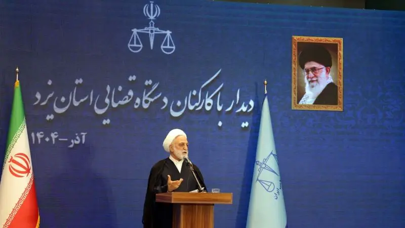 	حجت‌الاسلام والمسلمین محسنی اژه‌ای، در جریان سفر به استان یزد، در جمع کارکنان دستگاه قضایی این استان	