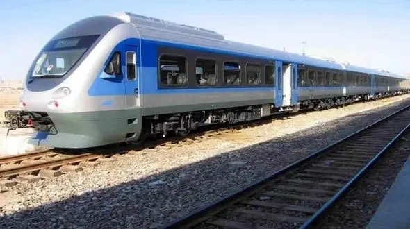 فیلم فرار لحظه آخری از مرگ دختر قائمشهری از برخورد با قطار ! / عذرخواهی هم کرد !