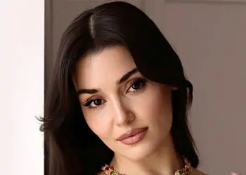 استایل متفاوت هانده ارچل زیباترین زن مسلمان جهان در هفته مد پاریس / وقتی مرز میان مد و هنر محو شد