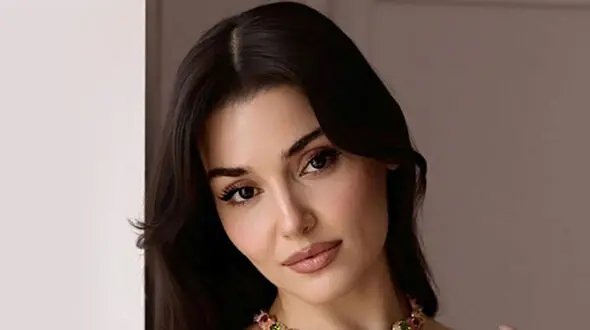استایل متفاوت هانده ارچل زیباترین زن مسلمان جهان در هفته مد پاریس / وقتی مرز میان مد و هنر محو شد