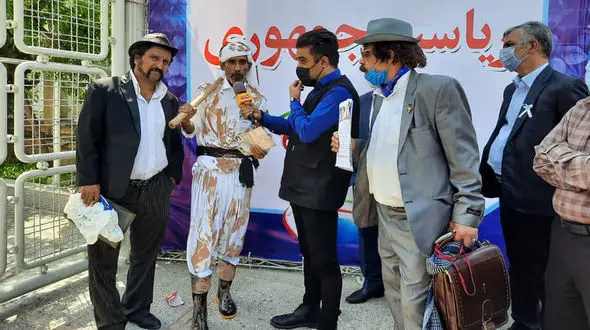 یک سیستانی با تیشه در صف ثبت نام در انتخابات 1400 / لوتی های تهران همراهش بودند