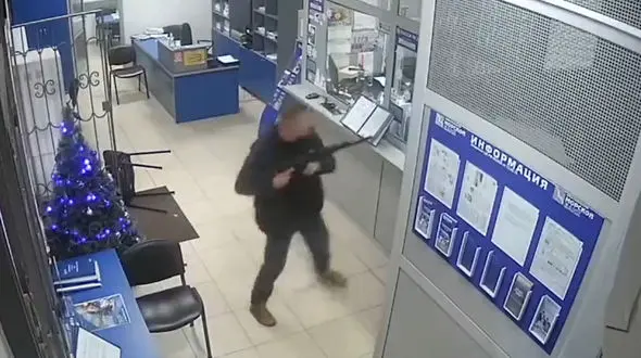 فیلم مرد مست مسلح در بانک+فیلم / اوکراین