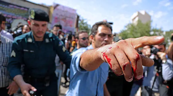 مشت‌ زدن های خشمگین پدر بنیتا در بازسازی صحنه ربودن دخترش + فیلم