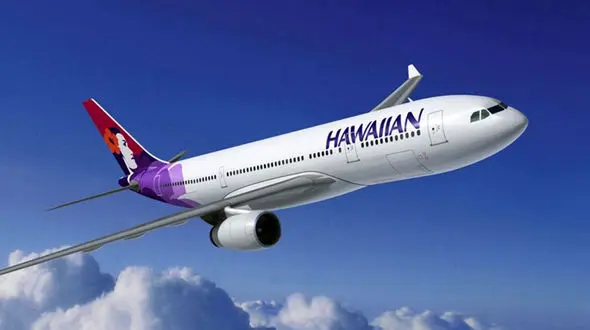 بازیگر مشهور که روز تولدش در هواپیما مهماندار شد + عکس لحظه پذیرایی از مسافران