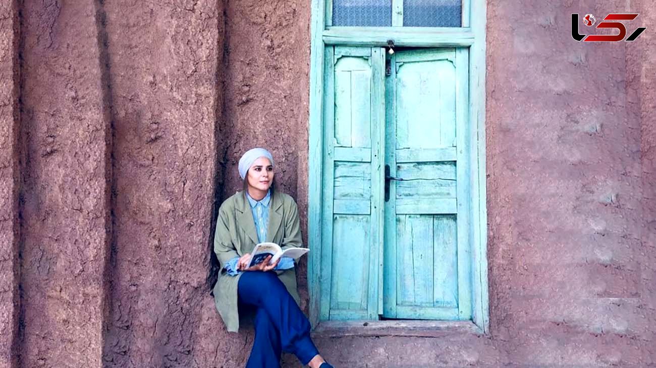 سحر دولتشاهی و کتابخوانی در یک مکان نوستالژیک + عکس