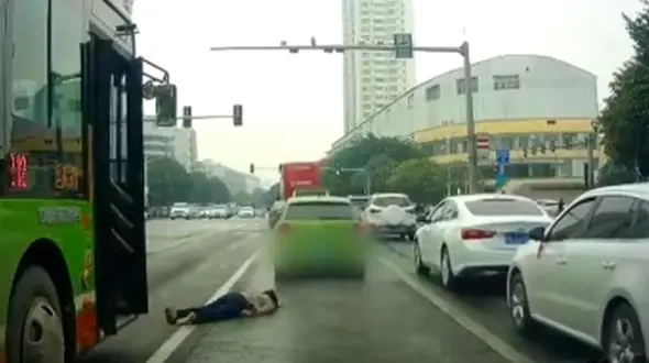 له شدن سر یک زن دراقدام وحشیانه یک اتوبوس و یک ماشین + فیلم