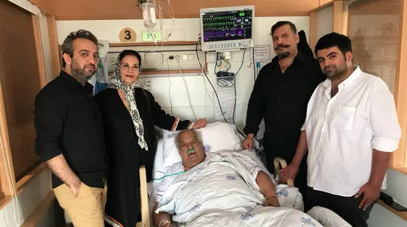 بازیگر زن ممنوع الکار به عیادت ناصر ملک مطیعی رفت + عکس ها