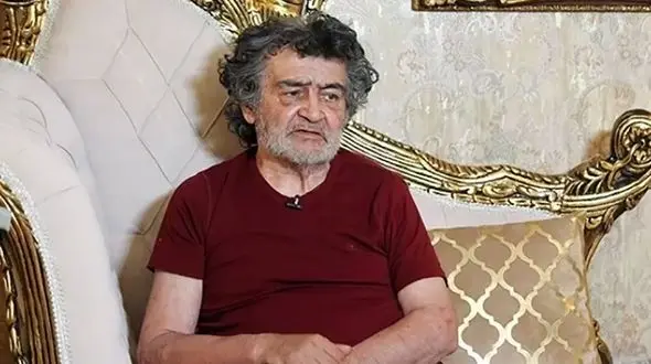 تصویری از حضور متفاوت رضا رویگری با حال نامساعد در راهپیمایی 22 بهمن