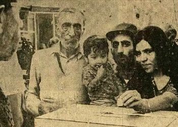 عکس سفر در زمان /  از عروس و داماد تا  خانم چادری ها و بی حجاب ها در صف انتخابات سناتورهای ایران 50 سال پیش!