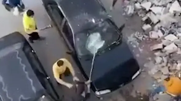 فیلم یورش با بیل و کلنگ به یک پژو 405 پارک شده در خیابان