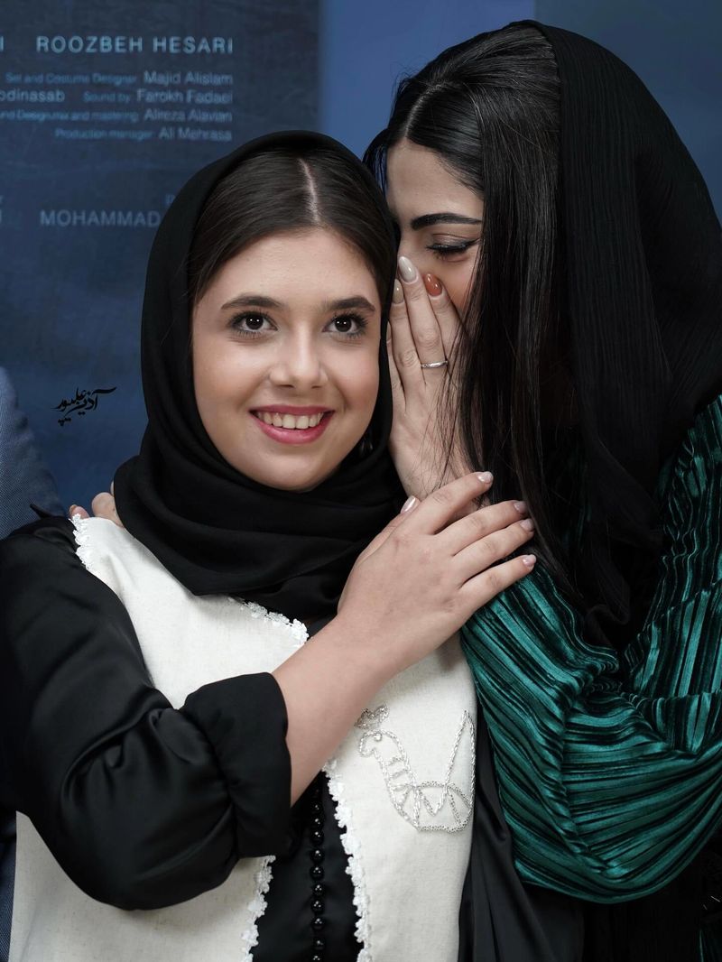 تیپ سبز و مشکی هلیا امامی در اکران سینمایی