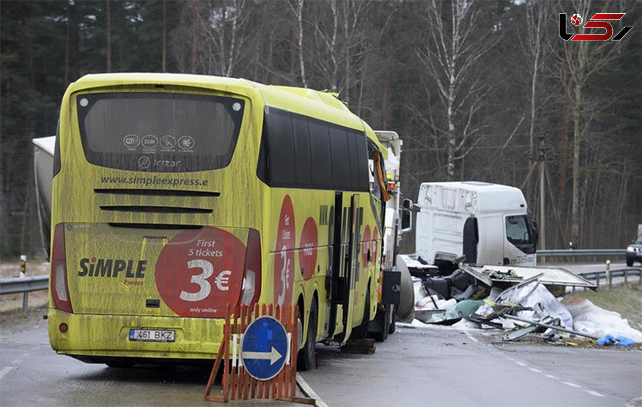 یک کشته و 13 زخمی در تصادف کامیون با اتوبوس
