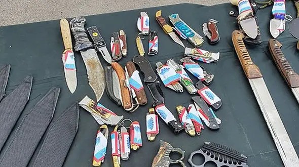 ماجرای کشف انواع چاقو از یک کنسرت در تهران / تماشاگران با چاقو آمده بودند + فیلم