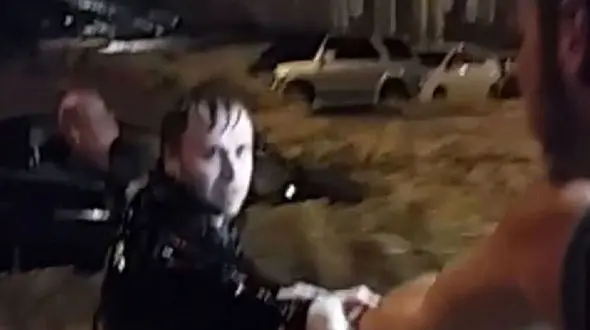 فیلم نجات زن گرفتار در سیل با زنجیره ای انسانی + فیلم