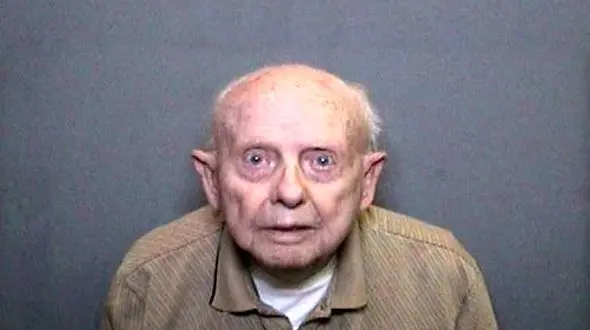 پیر مرد مهربانی کرد و دختر 11 ساله را به خانه اش برد / او لباس های مرا در آورد و ...+عکس خوک پیر