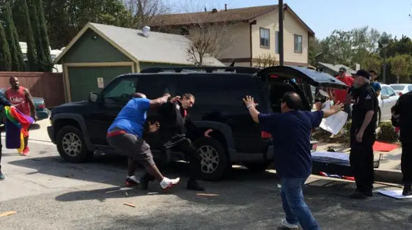 چاقوکشی کوکلاس کلان‌ها در کالیفرنیا