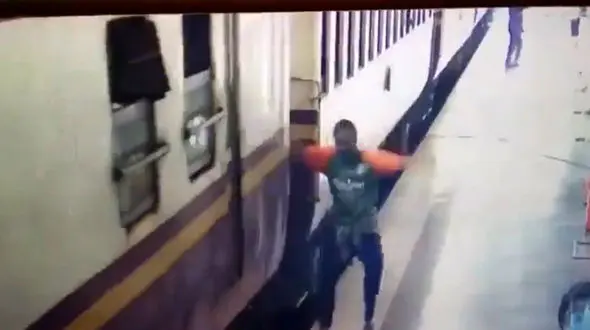 سرنوشت وحشتناک یک مرد  زیر قطار + فیلم