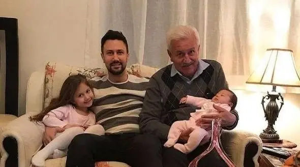 تبریک ویژه روز مادر شاهرخ استخری با رونمایی از عکس 5 ماهگیش تو بغل مادر مهربونش/ وی از کودکی خوش‌خنده بود