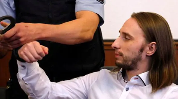 ۱۴ سال زندان به خاطر حمله به اتوبوس تیم معروف فوتبال + عکس
