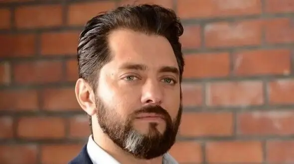 عکس/ نوستالژی زندگی قبل از بازیگری/ قاب ساده ای از کودکی بهرام رادان در راه مدرسه