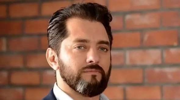 عکس/ نوستالژی زندگی قبل از بازیگری/ قاب ساده ای از کودکی بهرام رادان در راه مدرسه