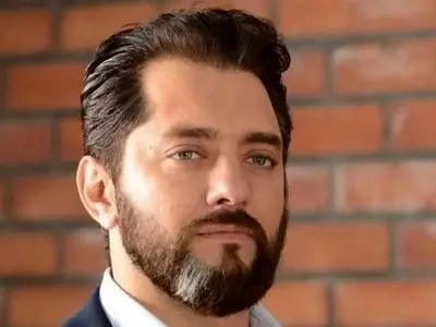 عکس/ نوستالژی زندگی قبل از بازیگری/ قاب ساده ای از کودکی بهرام رادان در راه مدرسه