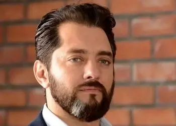 عکس/ نوستالژی زندگی قبل از بازیگری/ قاب ساده ای از کودکی بهرام رادان در راه مدرسه