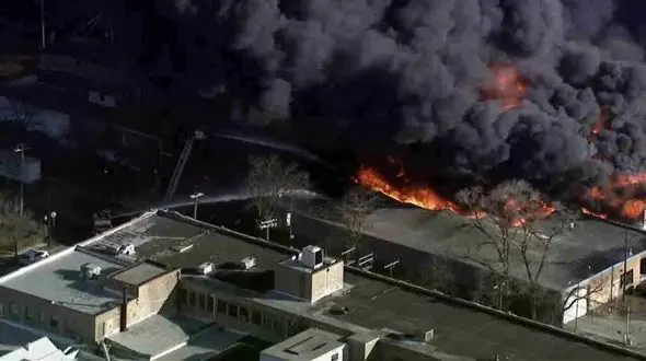 آتش سوزی مهیب در انبار قطعات خودرو در شیکاگو + فیلم