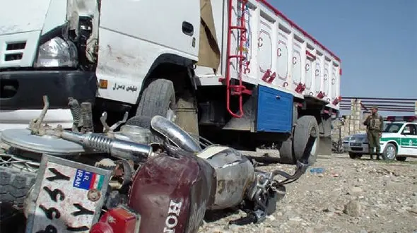 موتور سوار زیر چرخ های کامیون جان باخت +عکس