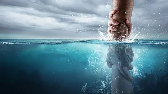 فداکاری یک پلیس در نجات یک جوان در منطقه ممنوعه شنا