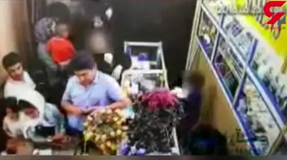 تردستی پسر 5 ساله در سرقت 3 موبایل از فروشگاه + فیلم