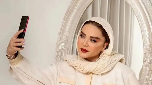 بهاره رهنما باز هم مرزهای مد و استایلینگ را جابه جا کرد ؛ ترکیب پالتو خز با دامن شاین