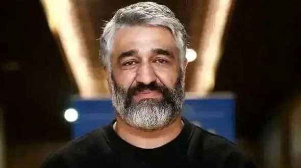 ⁨ ⁨فیلم / سام درخشانی : پژمان جمشیدی تو  جمع هایی که میره من نمیتونم برم / هیچ دختری حاضر نمیشه باهاش ازدواج کنه 