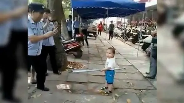 دفاع شجاعانه کودک 3 ساله از مادربزرگ دست‌فروش در برابر مأموران شهرداری + فیلم