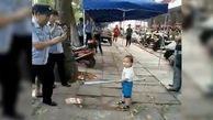دفاع شجاعانه کودک 3 ساله از مادربزرگ دست‌فروش در برابر مأموران شهرداری + فیلم