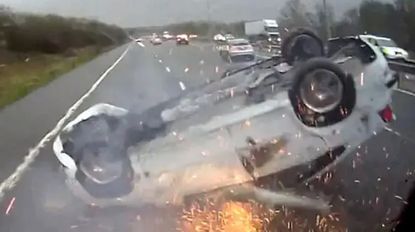 خودروی سواری با سرعت زیاد در اتوبان چپ  کرد و آتش گرفت + فیلم