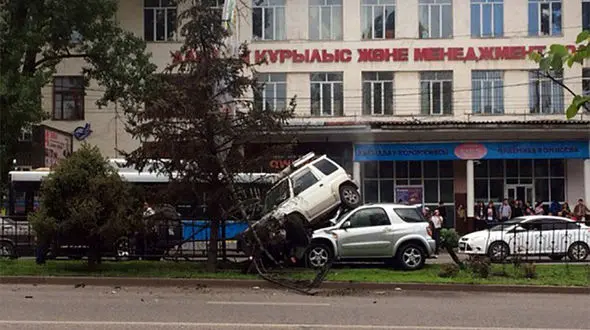 تصادف عجیب دو زن پولدار با ماشین های لوکس + فیلم و عکس