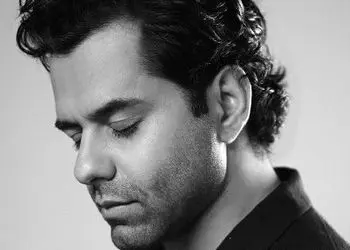 فیلم/ رضا بهرام: آهنگم منتشر شد من زدم کنار خیابون پستشو تو اینستاگرام گذاشتم بعد گفتم آقا تجریش! رضا دیگه نباید سوار موتور بشی!